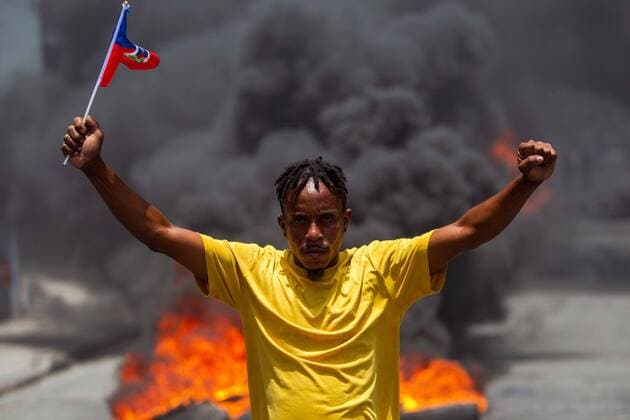 Bilder des Jahres 2021, News 05 Mai News Themen der Woche KW20 News Bilder des Tages Demonsrators protest amid the celebration of the National Flag Day, in Port-au-Prince, Haiti, 18 May 2021. President of Haiti, Jovenel Moise, called on Tuesday all the forces of the country to dialogue for the signing of a 25-year political agreement, in a context marked by the worsening of the government crisis and the climate of insecurity in the Caribbean nation. EFE JEAN MARC HERVE ABELARD Moise calls for dialogue to sign a 25-year political agreement in Haiti !ACHTUNG: NUR REDAKTIONELLE NUTZUNG!  Copyright: xJEANxMARCxHERVExABELARDx AME8715 20210518-637569766552644434