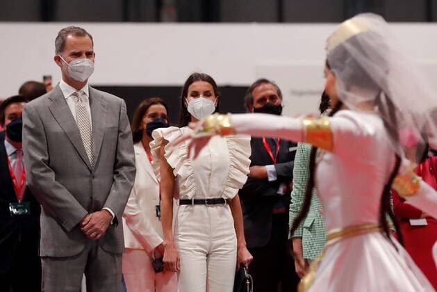 Bilder des Jahres 2021, Entertainment 05 Mai Entertainment Themen der Woche KW20 Entertainment Bilder des Tages Spain s King Felipe VI (L) and Queen Letizia (C) observe a perform during the openning day of the International Tourism Fair (FITUR) at Ifema congress center, in Madrid, Spain, 19 May 2021. The fair is held under strict health measures with tests and capacity control and focused on helping tourism sector, around a year after a devastated impact due to COVID-19 pandemic. Preparations for official opening of International Tourism Fair FITUR !ACHTUNG: NUR REDAKTIONELLE NUTZUNG!  Copyright: xJuanxCarlosxHidalgox GRAF1025 20210519-637570214459675819