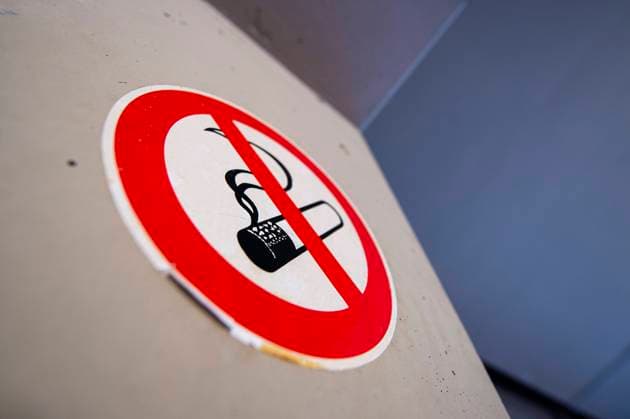 Feature Rauchen Eine Beschilderung des Rauchverbots. Foto: Kirchner-Media Wedel Nordrhein-Westfalen Deutschland *** Feature Smoking A smoking ban signage Photo Kirchner Media Wedel North Rhine Westphalia Germany Copyright: xKirchner-Media Wedelx