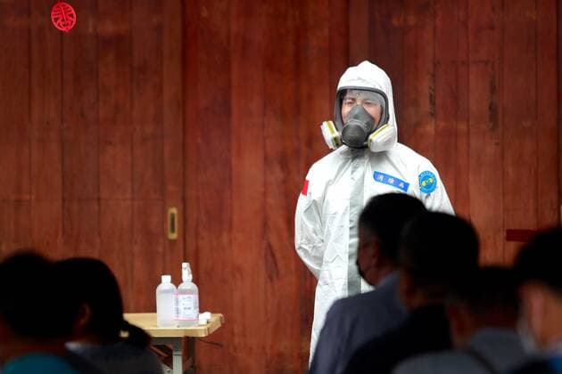 Taiwan Raises Nationwide Alert As Domestic Cases Increase Medical workers triage citizens at rapid Covid testing center in Wanhua District, one of the infected areas in Taipei, as the government has raised the Covid alert to level 3 across the country, following a surge of domestic cases across the island, in Taipei, Taiwan, 19 May 221. Taiwan on Wednesday registered 267 domestic cases, in which some were transmitted at five hospitals. Non essential businesses, schools and many other sectors have been closed for curbing the spread of the coronavirus in communities Taipei City Taipei Taiwan ceng-taiwanra210519_npBZb  Copyright: xCengxShouxYix