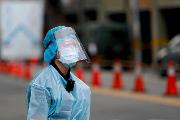 Taiwan Raises Nationwide Alert As Domestic Cases Increase A medical stands guard a rapid Covid testing center in Wanhua District, one of the infected areas in Taipei, as the government has raised the Covid alert to level 3 across the country, following a surge of domestic cases across the island, in Taipei, Taiwan, 19 May 221. Taiwan on Wednesday registered 267 domestic cases, in which some were transmitted at five hospitals. Non essential businesses, schools and many other sectors have been closed for curbing the spread of the coronavirus in communities Taipei City Taipei Taiwan ceng-taiwanra210519_npPfh  Copyright: xCengxShouxYix