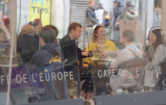(210520) -- VIENNA, May 20, 2021 -- People are seen at a cafe terrace in Vienna, Austria, May 19, 2021. Austria resumed restaurants and bars after the outbreak in this country eased. People who enter the restaurant or bar need one of a negative COVID test, proof of vaccination, or proof of a past COVID infection ) AUSTRIA-VIENNA-RESTAURANT-RESUMED GuoxChen 