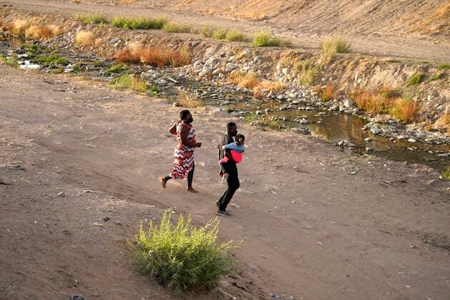 Mex: Migrants Crossing From Mexico To USA Migrants cross into the US from Mexico along Rio Bravo on May 19,2021 in Ciudad Juarez Mexico.According to unofficial estimates approximately 200,000 migrants have crossed into the United States along the southern border since February 2021. Ciudad Juarez Chihuahua Mexico lamparski-mexmigra210519_np37f  Copyright: xJohnxLamparskix