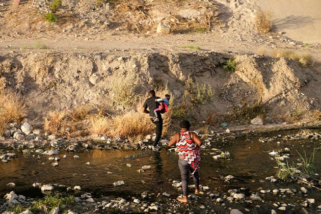 Mex: Migrants Crossing From Mexico To USA Migrants cross into the US from Mexico along Rio Bravo on May 19,2021 in Ciudad Juarez Mexico.According to unofficial estimates approximately 200,000 migrants have crossed into the United States along the southern border since February 2021. Ciudad Juarez Chihuahua Mexico lamparski-mexmigra210519_npbL7  Copyright: xJohnxLamparskix