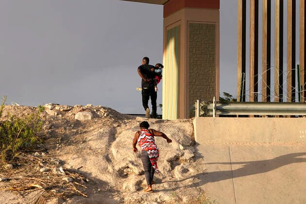 Mex: Migrants Crossing From Mexico To USA Migrants cross into the US from Mexico along Rio Bravo on May 19,2021 in Ciudad Juarez Mexico.According to unofficial estimates approximately 200,000 migrants have crossed into the United States along the southern border since February 2021. Ciudad Juarez Chihuahua Mexico lamparski-mexmigra210519_npbwJ  Copyright: xJohnxLamparskix