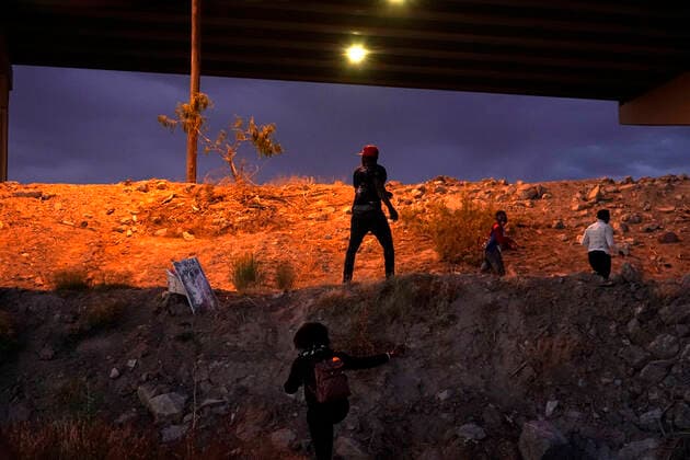 Mex: Migrants Crossing From Mexico To USA Migrants cross into the US from Mexico along Rio Bravo on May 19,2021 in Ciudad Juarez Mexico.According to unofficial estimates approximately 200,000 migrants have crossed into the United States along the southern border since February 2021. Ciudad Juarez Chihuahua Mexico lamparski-mexmigra210519_npLhG  Copyright: xJohnxLamparskix