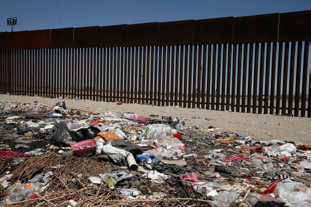 Mex: Migrants Crossing From Mexico To USA Trash is seen near the US Border Wall along Rio Bravo on May 19,2021 in Ciudad Juarez Mexico. According to unofficial estimates approximately 200,000 migrants have crossed into the United States along the southern border since February 2021. Ciudad Juarez Chihuahua Mexico lamparski-mexmigra210519_npFhm  Copyright: xJohnxLamparskix