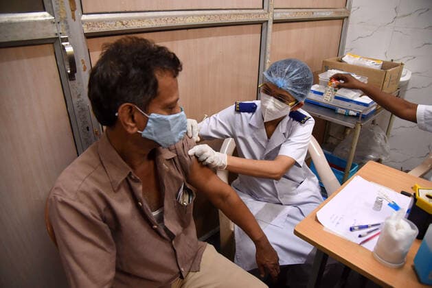 NAVI MUMBAI, INDIA ? MAY 19: Beneficiaries get vaccinated against Covid-19 at NMMC Hospital, Vashi, on May 19, 2021 in Navi Mumbai, India. (Photo by Bachchan Kumar Hindustan Times ) COVID-19 Vaccination Drive