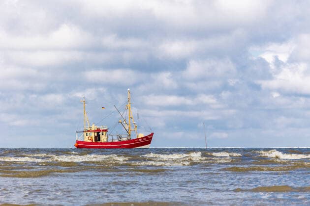 18.05.2021, Deutschland, Sankt Peter-Ording, krabbenfischer auf der Nordsee *** 18 05 2021, Germany, Sankt Peter Ording, crab fishermen on the North Sea