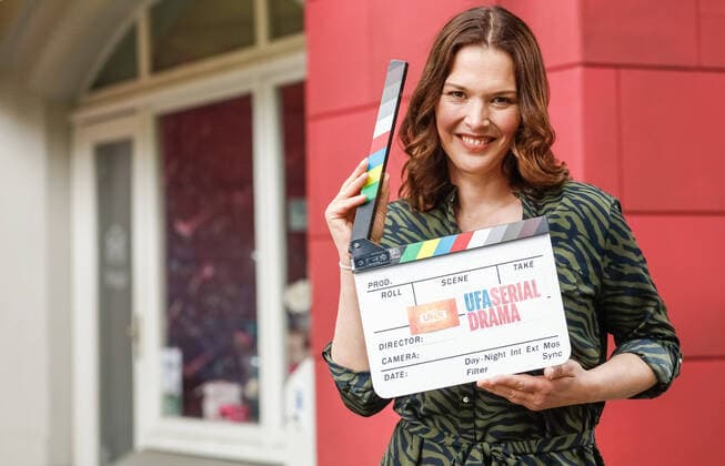 Bilder des Jahres 2021, Entertainment 05 Mai Entertainment Themen der Woche KW20 Koeln Großes Wiedersehen bei Unter uns : Schauspielerin Tatiani Katrantzi kehrt nach 23 Jahren zurueck in die Schillerallee Tatiani Katranzi. Großes Wiedersehen bei Unter uns : Schauspielerin Tatiani Katrantzi kehrt nach 23 Jahren zurück in die Schillerallee. *** Cologne Big reunion on Unter uns Actress Tatiani Katrantzi returns to Schillerallee after 23 years Tatiani Katranzi Big reunion on Unter uns Actress Tatiani Katrantzi returns to Schillerallee after 23 years Copyright: xJulianxMeusel Eibner-Pressefotox EP_JML