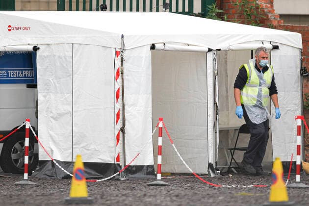 Schottland, Coronavirus-Ausbruch in Pollokshields bei Glasgow Covid Outbreak In Pollokshields Members of the public get tested for Covid-19 at a drive thought testing centre in Pollokshields on May 20, 2021 in Glasgow, Scotland. Due to higher than average infection levels Glasgow and Moray continue to remain in level 3 restrictions as the rest of Scotland is downgrade to level 2 restrictions. Glasgow, Scotland Pollokshields United Kingdom bootman-covidout210520_npAne  Copyright: xEwanxBootmanx