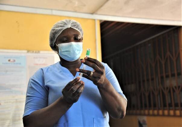 (210520) -- ACCRA, May 20, 2021 -- A medical worker prepares a dose of the COVID-19 vaccine at a hospital in Accra, capital of Ghana, May 19, 2021. Ghana on Wednesday commenced phase two of its mass vaccination against COVID-19 in 43 inoculation centers across the country. The health officials are expected to administer a total of 350,000 doses of AstraZeneca vaccines delivered to Ghana through the COVAX facility. (Photo by Xinhua) GHANA-ACCRA-COVID-19-VACCINE Seth 