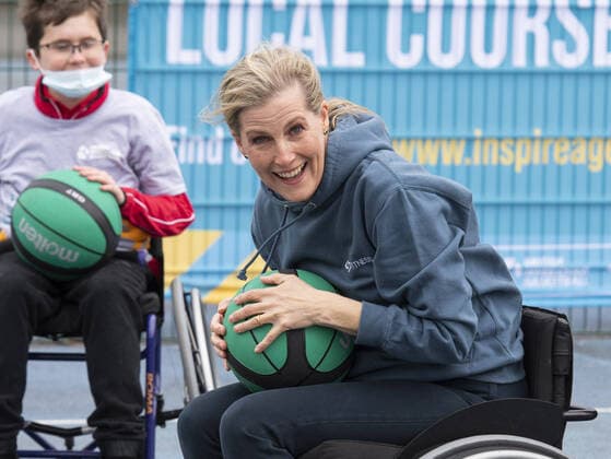 Bilder des Jahres 2021, Entertainment 05 Mai Entertainment Themen der Woche KW20 Entertainment Bilder des Tages Sophie, Countess of Wessex, Patron of British Wheelchair Basketball, takes part in British Wheelchair Basketball s first Inspire a Generation wheelchair basketball session at Finsbury Park s outdoor basketball courts. Featuring: Sophie, Countess Of Wessex Where: London, United Kingdom When: 20 May 2021 Credit: Cover Images Copyright: xx 41441395 EDITORIAL USE ONLY. NOT FOR USE BY NEWSPAPERS BASED IN THE UK.