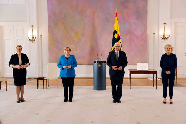 Bilder des Jahres 2021, News 05 Mai News Themen der Woche KW20 News Bilder des Tages Berlin, Entlassung von Franziska Giffey und Ernennung von Christine Lambrecht durch Steinmeier Franziska Giffey, Angela Merkel, Frank-Walter Steinmeier und Christine Lambrecht beim Bildtermin zur Aushändigung der Entlassungsurkunde an Franziska Giffey und Überreichung der Ernennungsurkunde an Christine Lambrecht durch den Bundespräsidenten im Schloss Bellevue. Berlin, 20.05.2021 *** Franziska Giffey, Angela Merkel, Frank Walter Steinmeier and Christine Lambrecht at the photo opportunity to hand over the certificate of dismissal to Franziska Giffey and the certificate of appointment to Christine Lambrecht by the Federal President at Bellevue Palace Berlin, 20 05 2021 Foto:xJ.xMWx xFuturexImage