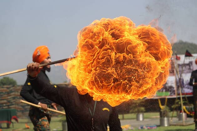 Bilder des Jahres 2021, News 05 Mai News Themen der Woche KW20 News Bilder des Tages Indien, Kampfkunst Gatka der indischen Armee in Mendhar Poonch May 20, 2021, Poonch, Jammu and Kashmir, India: Daredevils of Indian army performing Ghatka at Mendhar Poonch India - ZUMAk155 20210520_zip_k155_003 Copyright: xNazimxAlixKhanx