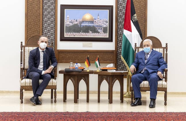 Bilder des Jahres 2021, News 05 Mai News Themen der Woche KW20 News Bilder des Tages Nahostkonflikt, Mahmud Abbas empfängt Heiko Maas in Ramallah Heiko Maas, SPD, Bundesaussenminister, reist nach Israel und in die Palaestinensischen Gebiete. Hier bei einem Gespraech mit dem Praesidenten der Palaestinensischen Behoerde, Mahmoud Abbas. Ramallah, 20.05.2021 Ramallah, Palaestinensische Gebiete *** Heiko Maas, SPD, German Foreign Minister, travels to Israel and the Palestinian Territories Here at a meeting with the President of the Palestinian Authority, Mahmoud Abbas Ramallah, 20 05 2021 Ramallah, Palestinian Territories Copyright: xThomasxImo photothek.netx