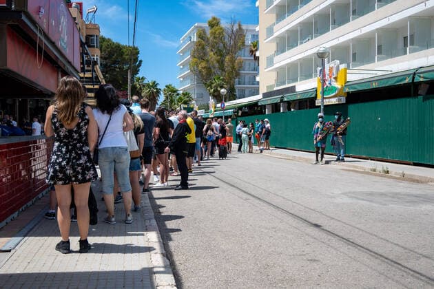 20210520 Bierkönig Softopening PALMA, SPAIN MAY 20 2021 Visitors wait in front of the Bierkönig at Bierkönig Softopening on May 20, 2021 in Palma, Palma Baleares Spain
