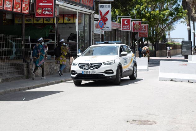 20210520 Beer King Softopening PALMA, SPAIN MAY 20 2021 Police in front of the Beer King at Beer King Softopening on May 20, 2021 in Palma, Palma Baleares Spain
