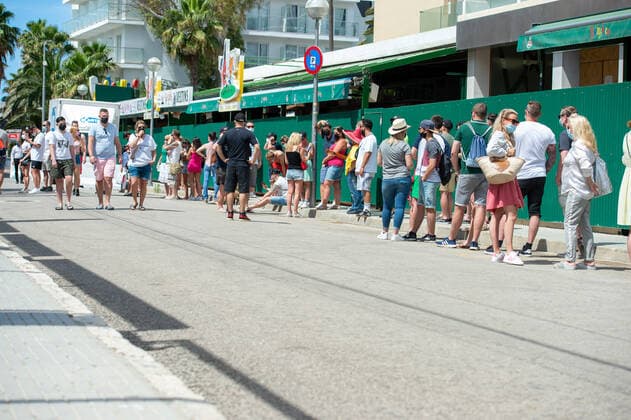 20210520 Bierkönig Softopening PALMA, SPAIN MAY 20 2021 Tourists wait to be admitted in front of the Bierkönig at Bierkönig Softopening on May 20, 2021 in Palma, Palma Baleares Spain