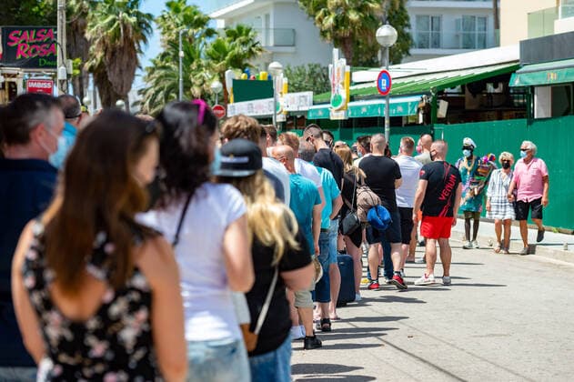 20210520 Bierkönig Softopening PALMA, SPAIN MAY 20 2021 Visitors wait in front of the Bierkönig at Bierkönig Softopening on May 20, 2021 in Palma, Palma Baleares Spain