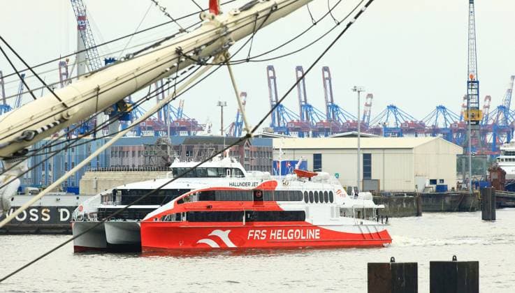 Der Katamaran Halunder Jet im Hamburger Hafen. Seit dem 20. Mai bringt das Schiff der Förde Reederei Seetouristik wieder Gäste von Hamburg nach Helgoland und Helgoland nach Hamburg. Ursprünglich war der Saisonstart bereits Ende März geplant gewesen, dann aber wegen der Corona-Krise verschoben worden. Neustadt Hamburg *** The catamaran Halunder Jet in the port of Hamburg Since 20 May, the ship of the Förde Reederei Seetouristik again brings guests from Hamburg to Helgoland and Helgoland to Hamburg Originally, the start of the season had already been planned at the end of March, but then postponed because of the Corona crisis Neustadt Hamburg