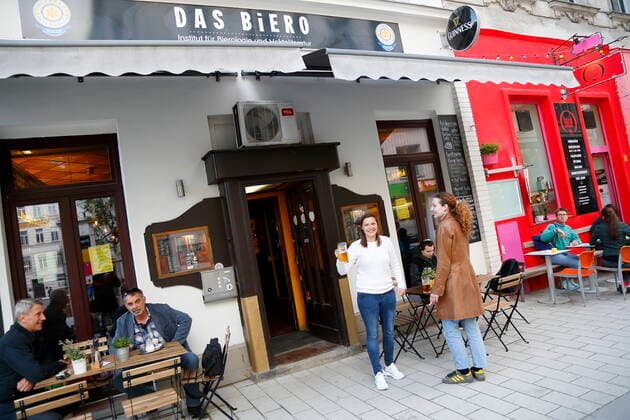 Corona Pandemic Vienna opens gastronomy Corona Crisis Vienna opens restaurants Vienna, Mariahilf, 20 05 2021 Gastgarten, Gastgärten, Schanigarten, visitors, guests, restaurants, bars, opening Corona Pandemic, Corona, Corona Virus, CoV 2, Covid 19, Sars, virus, virus infection, pandemic, Corona Crisis, viral disease, Coronavirus, SARS AVN101002500013