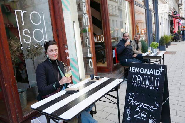 Corona Pandemic Vienna opens gastronomy Corona Crisis Vienna opens restaurants Vienna, Mariahilf, 20 05 2021 Gastgarten, Gastgärten, Schanigarten, visitors, guests, restaurants, bars, opening Corona Pandemic, Corona, Corona Virus, CoV 2, Covid 19, Sars, virus, virus infection, pandemic, Corona Crisis, viral disease, Coronavirus, SARS CoV 2 Bar Camillo Vie AVN101002500022