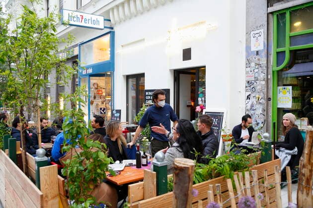 Corona Pandemic Vienna opens gastronomy Corona Crisis Vienna opens restaurants Vienna, Mariahilf, 20 05 2021 Gastgarten, Gastgärten, Schanigarten, visitors, guests, restaurants, bars, opening Corona Pandemic, Corona, Corona Virus, CoV 2, Covid 19, Sars, virus, virus infection, pandemic, Corona Crisis, viral disease, Coronavirus, SARS CoV 2 Resta AVN101002500030
