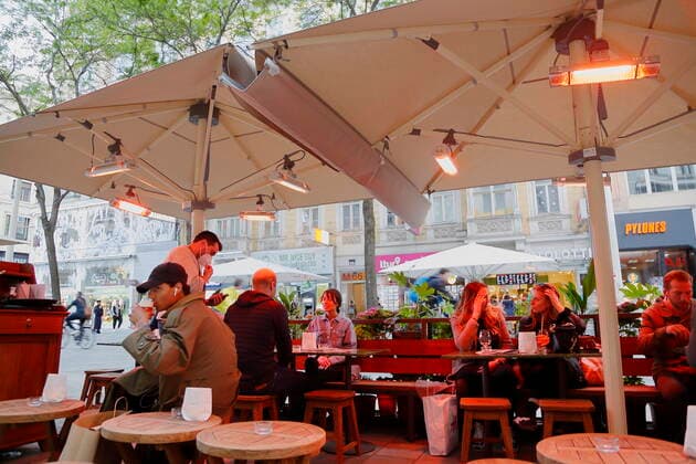 Corona Pandemic Vienna opens gastronomy Corona Crisis Vienna opens restaurants Vienna, Mariahilf, 20 05 2021 Gastgarten, Gastgärten, Schanigarten, visitors, guests, restaurants, bars, opening Corona Pandemic, Corona, Corona Virus, CoV 2, Covid 19, Sars, virus, virus infection, pandemic, Corona Crisis, viral disease, Co AVN101002500038