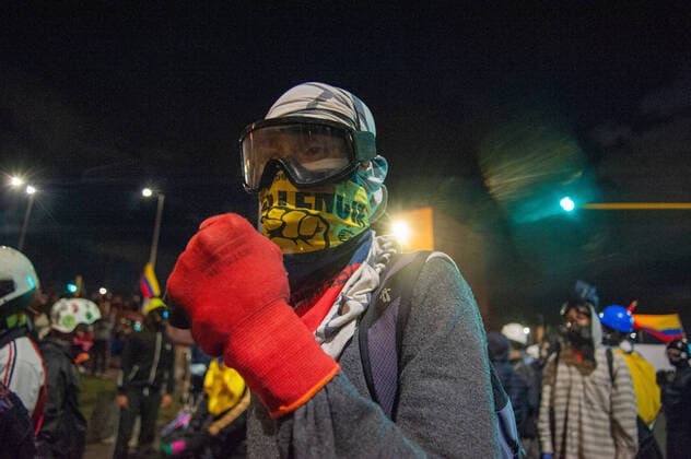 IMAGO Creative: Tag der Menschenrechte am 10. Dezember A member of the front line of protesters rise his fist as Colombia enters its 4th week of anti-government protests against police brutality that has let at least 40 dead and 18 women abuse cases since the demonstrations began and the government of president Ivan Duque, on May 19, 2021, in Bogota, Colombia. Bogota Cundinamarca Colombia Copyright: xChepaxBeltranx CHE_19M_20210519013