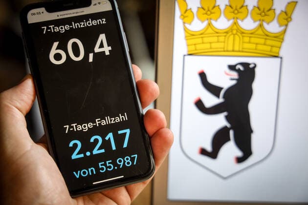 Coronavirus in Germany Covid 19 Dashboard of the Robert Koch Institute DEU, Germany, Berlin, 21 05 2021 The 7-day incidence for the state Cases last 7 days 100 000 PE is displayed on an iPhone, with the state coat of arms in the background.