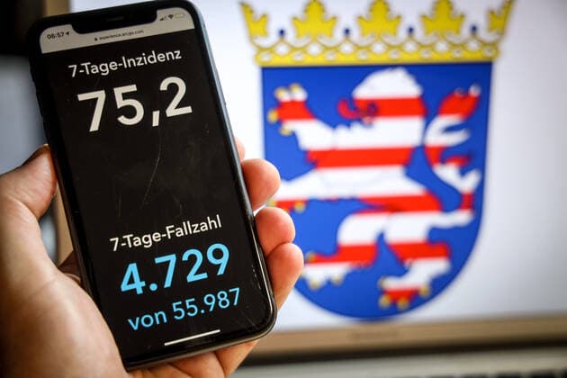 Coronavirus in Germany Covid 19 Dashboard of the Robert Koch Institute DEU, Germany, Hesse, 21 05 2021 The 7-day incidence for the state Cases last 7 days 100 000 PE is displayed on an iPhone, with the state coat of arms in the background.