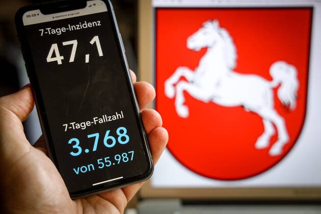 Coronavirus in Germany Covid 19 Dashboard of the Robert Koch Institute DEU, Germany, Lower Saxony, 21 05 2021 The 7-day incidence for the state Cases last 7 days 100 000 PE is displayed on an iPhone, with the state coat of arms in the background.