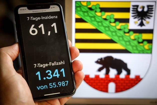 Coronavirus in Germany Covid 19 Dashboard of the Robert Koch Institute DEU, Germany, Saxony Anhalt, 21 05 2021 The 7-day incidence for the state Cases last 7 days 100 000 PE is displayed on an iPhone, with the state coat of arms in the background.