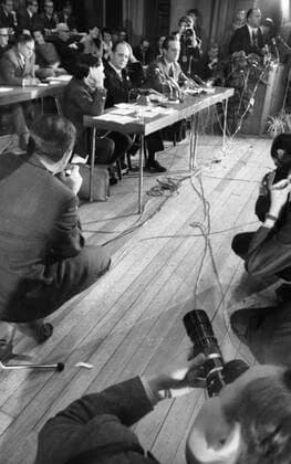 Streitgespräch Rau-Dutschke 1967 DEU, Deutschland, Berlin: Zu einem politischen Streitgespraech im aktuellen Forum der Universitaet Berlin trafen sich im Jahre 1967 der SPD-Politiker Johannes Rau ( späterer Bundespräsident) mit dem Studentenführer Rudi Dutschke ( später an den Folgen eines Attentats verstorben). DEU, Germany, Berlin: In 1967, SPD politician Johannes Rau (later German president) met with student leader Rudi Dutschke (who later died as a result of an assassination attempt) for a political debate in the current forum of the University of Berlin. Berlin *** Debate Rau Dutschke 1967 DEU, Germany, Berlin In 1967, SPD politician Johannes Rau later German president met with student leader Rudi Dutschke who later died as a r