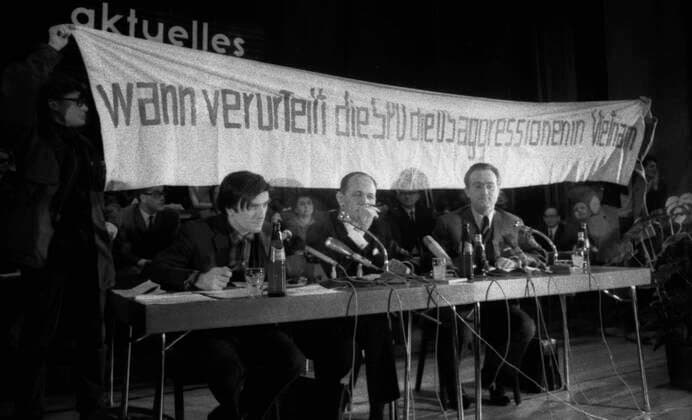 Streitgespräch Rau-Dutschke 1967 DEU, Deutschland, Berlin: Zu einem politischen Streitgespraech im aktuellen Forum der Universitaet Berlin trafen sich im Jahre 1967 der SPD-Politiker Johannes Rau ( späterer Bundespräsident) mit dem Studentenführer Rudi Dutschke ( später an den Folgen eines Attentats verstorben).Im Podium vorn Rudi Dutschke (1.v.l.) N.N. (2,v,l, ) Johannes Rau (3.v.l.) DEU, Germany, Berlin: In 1967, SPD politician Johannes Rau (later German president) met with student leader Rudi Dutschke (who later died as a result of an assassination attempt) for a political debate in the current forum of the University of Berlin. Berlin *** In 1967, SPD politician Johannes Rau later German president met with student leader Rudi Du