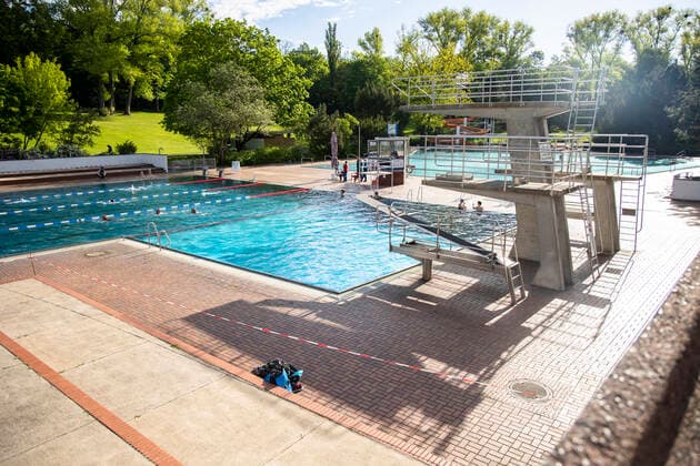 First reopening day at the summer pool at the Insulaner in Berlin on 21 May 2021 Thanks to the falling incidence levels of coronavirus and the relaxations in Berlin, the summer pools reopened today for the summer season Berliner Baederbetriebe eroffnet Sommer Badesaison