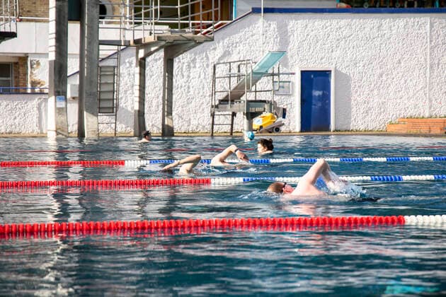 First reopening day at the summer pool at the Insulaner in Berlin on 21 May 2021 Thanks to the falling incidence levels of coronavirus and the relaxations in Berlin, the summer pools reopened today for the summer season Berliner Baederbetriebe eroffnet Sommer Badesaison