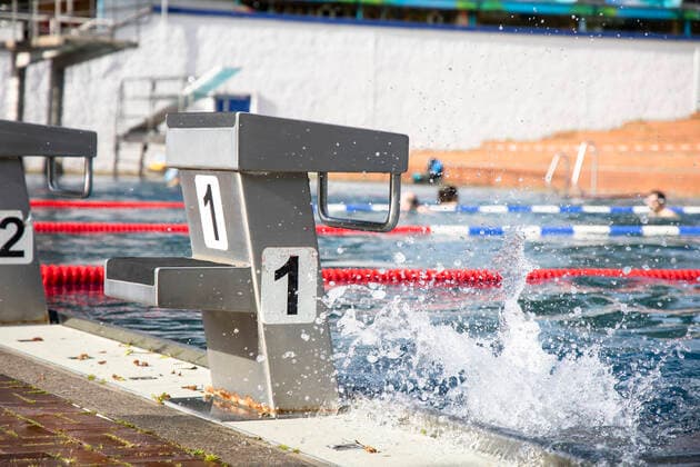 First reopening day at the summer pool at the Insulaner in Berlin on 21 May 2021 Thanks to the falling incidence levels of coronavirus and the relaxations in Berlin, the summer pools reopened today for the summer season Berliner Baederbetriebe eroffnet Sommer Badesaison