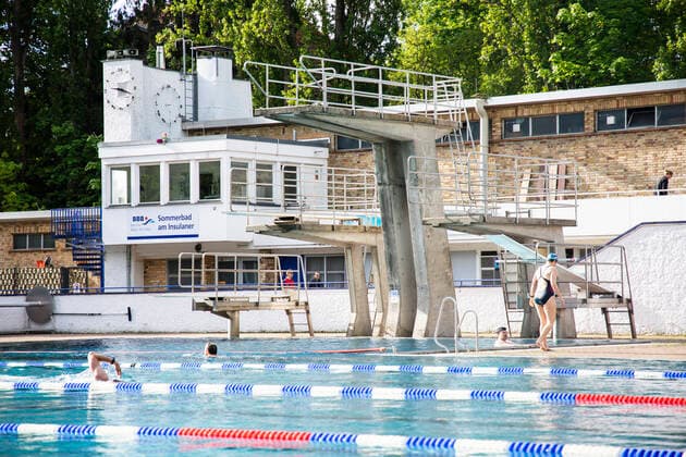 First reopening day at the summer pool at the Insulaner in Berlin on 21 May 2021 Thanks to the falling incidence levels of coronavirus and the relaxations in Berlin, the summer pools reopened today for the summer season Berliner Baederbetriebe eroffnet Sommer Badesaison