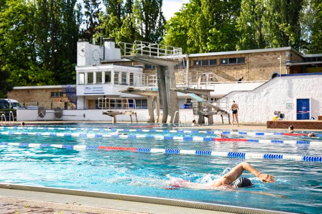 First reopening day at the summer pool at the Insulaner in Berlin on 21 May 2021 Thanks to the falling incidence levels of coronavirus and the relaxations in Berlin, the summer pools reopened today for the summer season Berliner Baederbetriebe eroffnet Sommer Badesaison