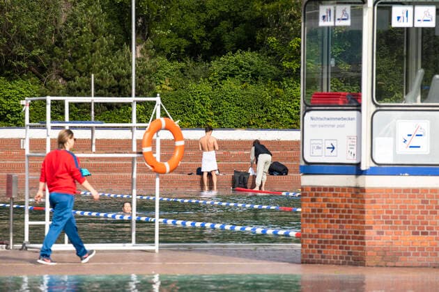 First reopening day at the summer pool at the Insulaner in Berlin on 21 May 2021 Thanks to the falling incidence levels of coronavirus and the relaxations in Berlin, the summer pools reopened today for the summer season Berliner Baederbetriebe eroffnet Sommer Badesaison