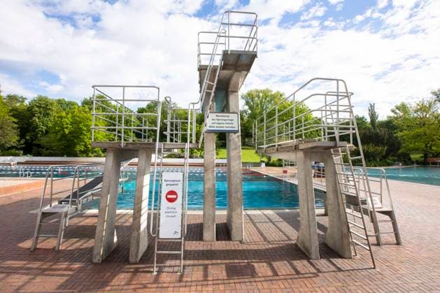 First reopening day at the summer pool at the Insulaner in Berlin on 21 May 2021 Thanks to the falling incidence levels of coronavirus and the relaxations in Berlin, the summer pools reopened today for the summer season Berliner Baederbetriebe eroffnet Sommer Badesaison