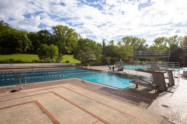 First reopening day at the summer pool at the Insulaner in Berlin on 21 May 2021 Thanks to the falling incidence levels of coronavirus and the relaxations in Berlin, the summer pools reopened today for the summer season Berliner Baederbetriebe eroffnet Sommer Badesaison