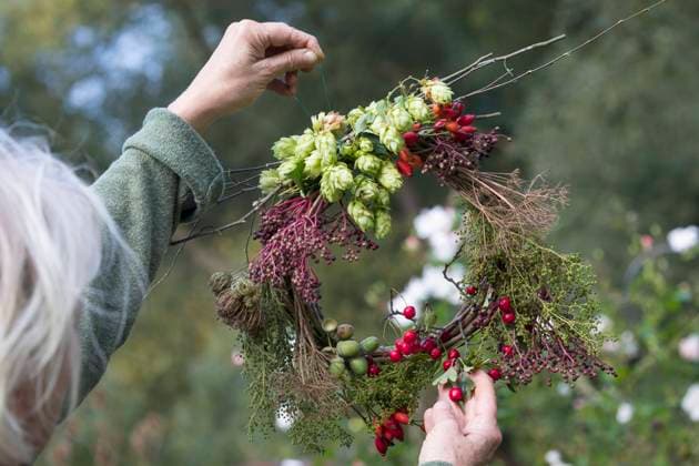 IMAGO Creative: Herbst, Herbstkränze aus gesammelten Naturmaterialien gebastelter Herbstkranz autumn wreath made from collected natural materials BLWS644113 *** autumn wreath made from collected natural materials BLWS644113 Copyright: xblickwinkel F.xHeckerx