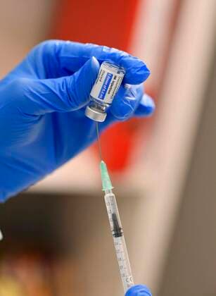 21 05 2021, Special vaccination action with the vaccine of Johnson Johnson in the Unterallgäuer Corona vaccination center in Bad Wörishofen, A ready injection syringe with the active substance concentrate of Johnson Johnson is drawn up by medicin