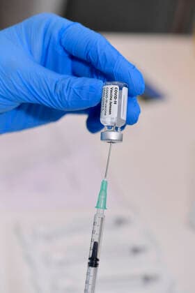 21 05 2021, Special vaccination campaign with the vaccine of Johnson Johnson in the Unterallgäuer Corona vaccination center in Bad Wörishofen, Under the direc