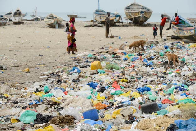 IMAGO Creative, Unsere Erde, Umweltverträgliche Herausforderungen des 21. Jahrhunderts, Überfischung Senegal, coast fisherman SENEGAL, Joal, coast fisherman, wooden boats at shore of atlantic ocean, plastic garbage *** Küstenfischer und Holzboote am Atlantik Joal Senegal