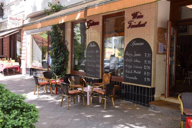 Berlin, Germany 21 May 2021 In Berlin, outdoor restaurants are allowed to reopen after the lockdown to combat the Corona pandemic In the picture A restaurant has put out chairs and tables Berlin Copyright: xFotostandx xReuhlx
