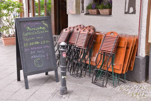 Berlin, Deutschland 21. Mai 2021: In Berlin darf die Aussengastronomie nach dem Lockdown zur Bekämpfung der Corona-Pandemie wieder öffne. Im Bild: Nicht alle wollen schon wieder öffnen, in der Goltzstrasse stehen die Stühle und Tische noch mit einem Drahtseil gesichert an der Hauswand. Berlin Copyright: xFotostandx xReuhlx